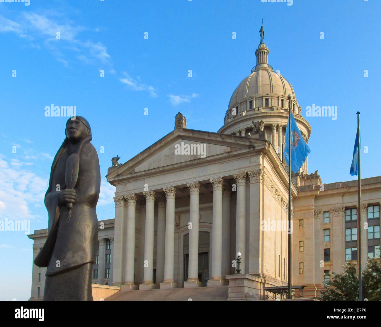 Una statua di un nativo americano donna sorge fuori l'ingresso dell'Oklahoma State Capitol Building in Oklahoma City. Foto Stock