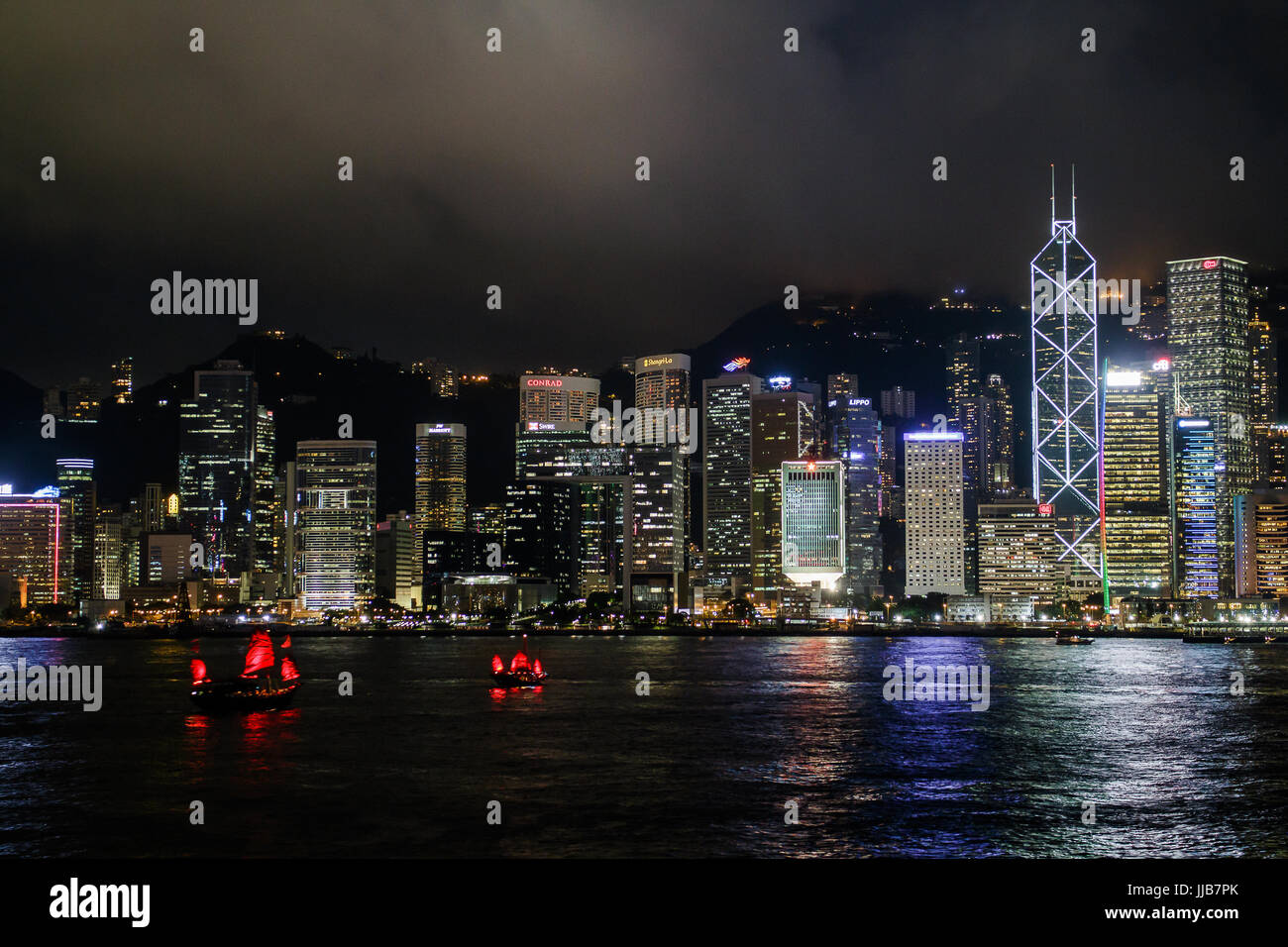 Immagine dinamica del porto di Victoria e di Hong Kong di notte Foto Stock