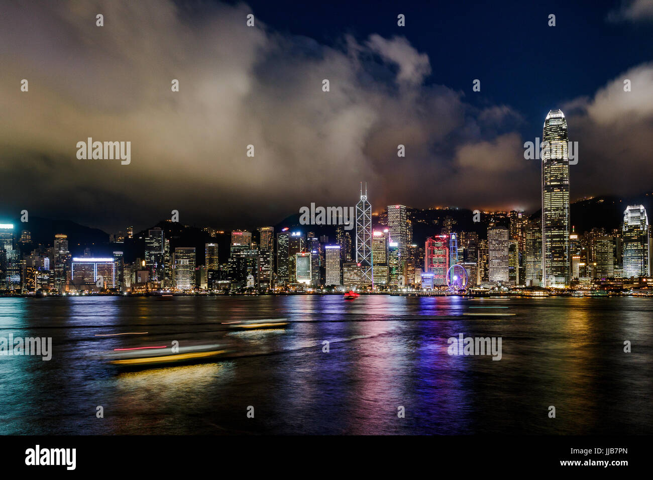 Immagine dinamica del porto di Victoria e di Hong Kong di notte Foto Stock