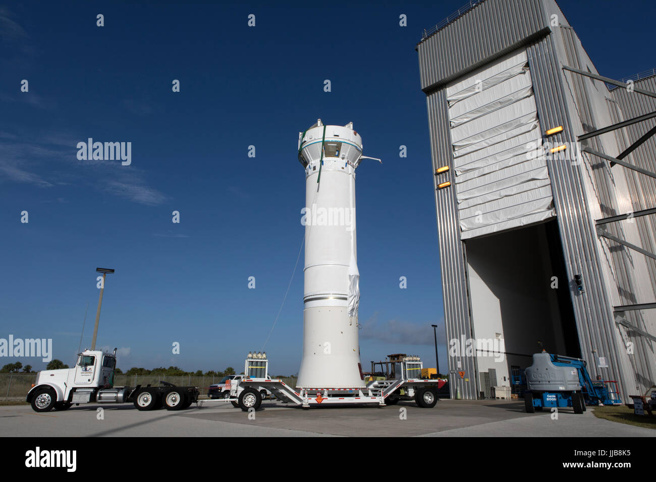 Il Regno di lancio Centauro Alliance stadio superiore lascia il Delta Operations Center per essere trasportato in un Atlas V rocket booster alla Cape Canaveral Air Force Station veicolo facilità di integrazione di viaggiare per il complesso di lancio Luglio 13, 2017 a Cape Canaveral, in Florida. Il razzo è programmato per avviare la localizzazione e il relè dei dati di satellite, TDRS-M nei primi giorni di agosto. Foto Stock