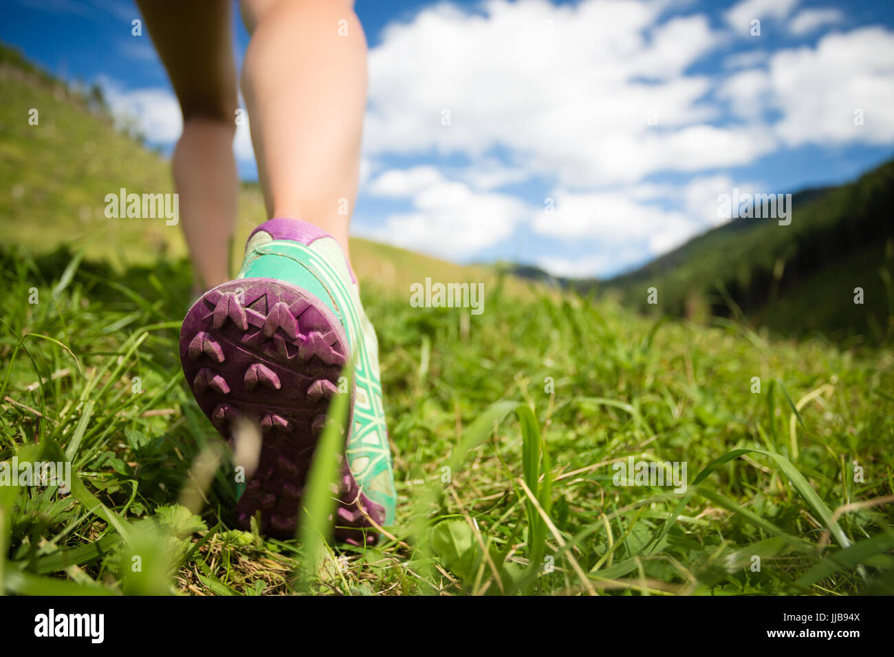 La donna a camminare in montagna in sport scarpe da escursionismo. Jogging, trekking, escursionismo o di formazione al di fuori in estate la natura. Ispirante, motivazionali di salute e f Foto Stock