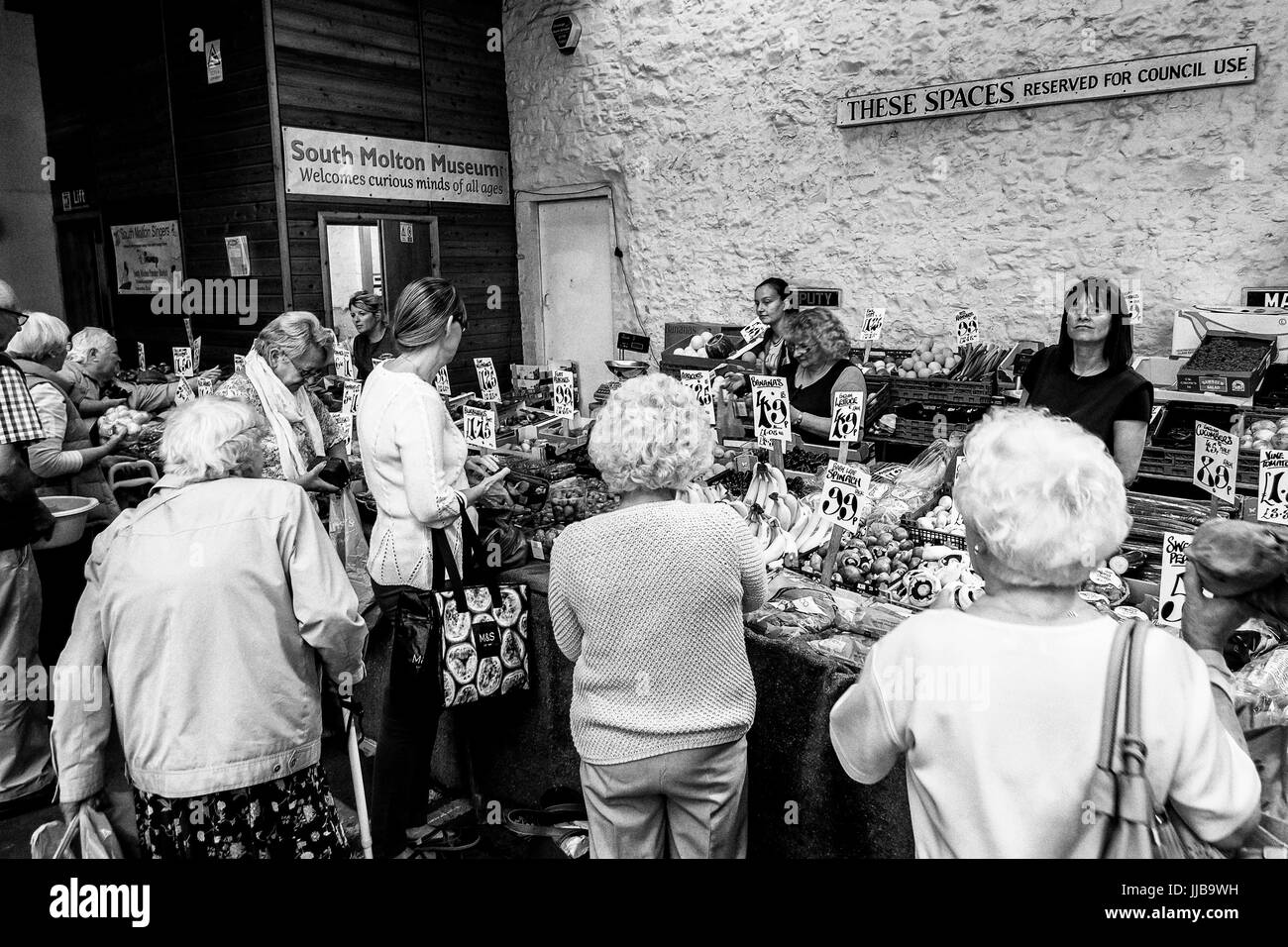 La frutta e la verdura,stallo bauletto paese mercato,South Molton,Devon, Inghilterra, Regno Unito Foto Stock