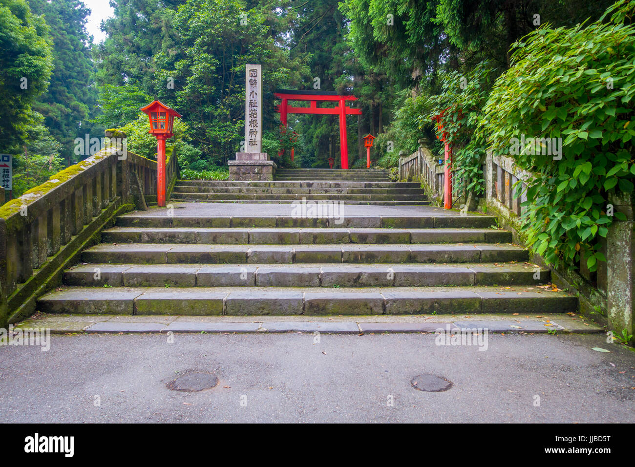 Red Gate dei tori a Fushimi Inari Santuario, con scale e denocciolate situato a Kyoto, in Giappone. Foto Stock