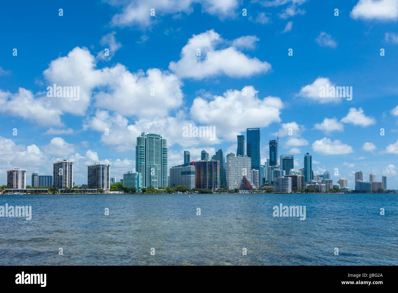 Miami Florida skyline su un soleggiato blue sky nuvola bianca giorno Foto Stock