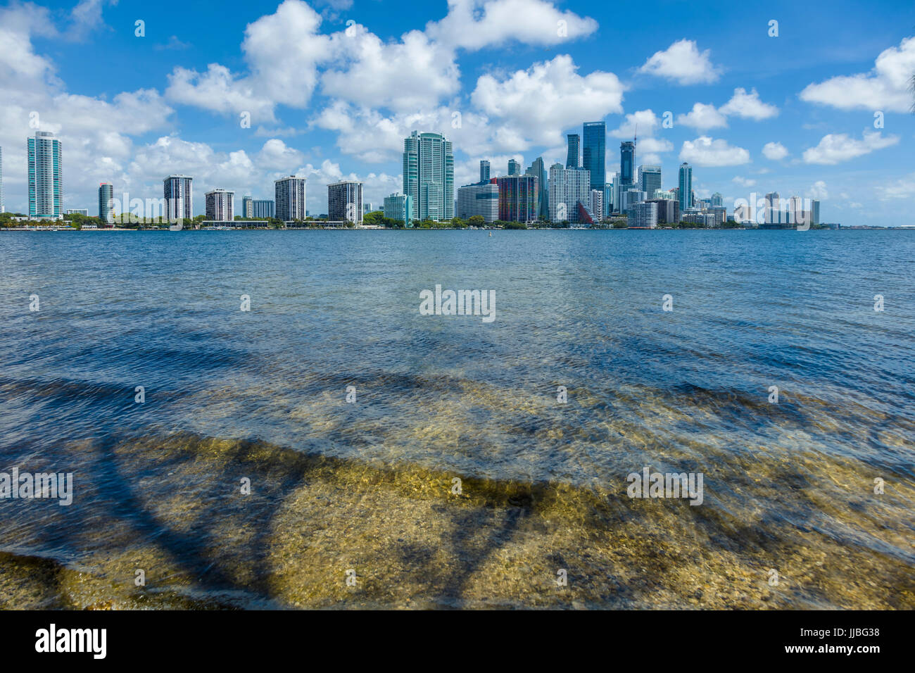 Miami Florida skyline su un soleggiato blue sky nuvola bianca giorno Foto Stock
