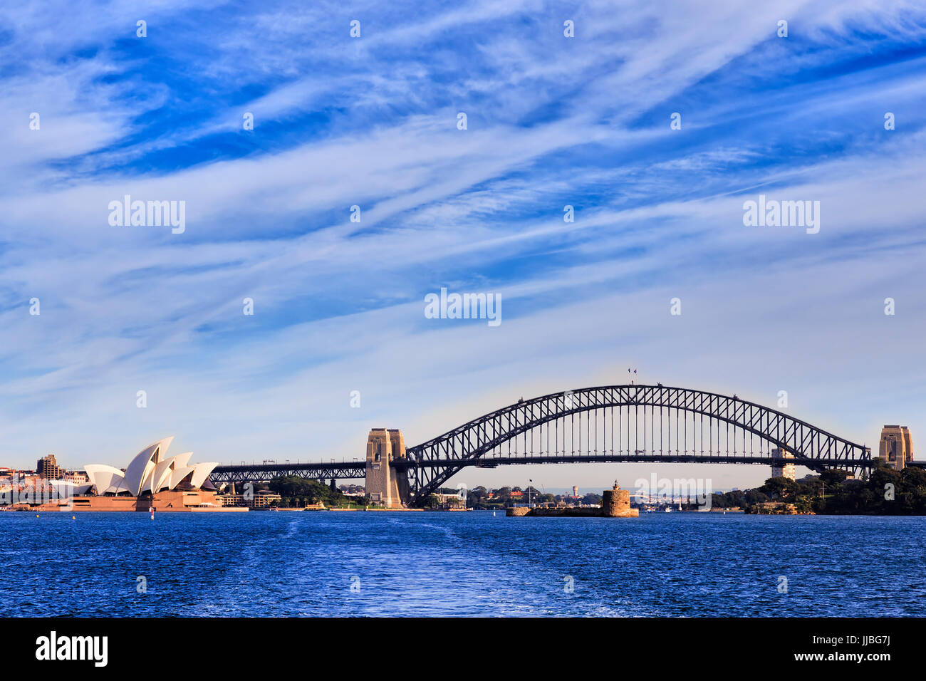 Sydney blu delle acque del porto e maestoso Ponte del Porto di Sydney attraverso l'acqua come si vede dal pendolarismo traghetto in una giornata di sole. Foto Stock