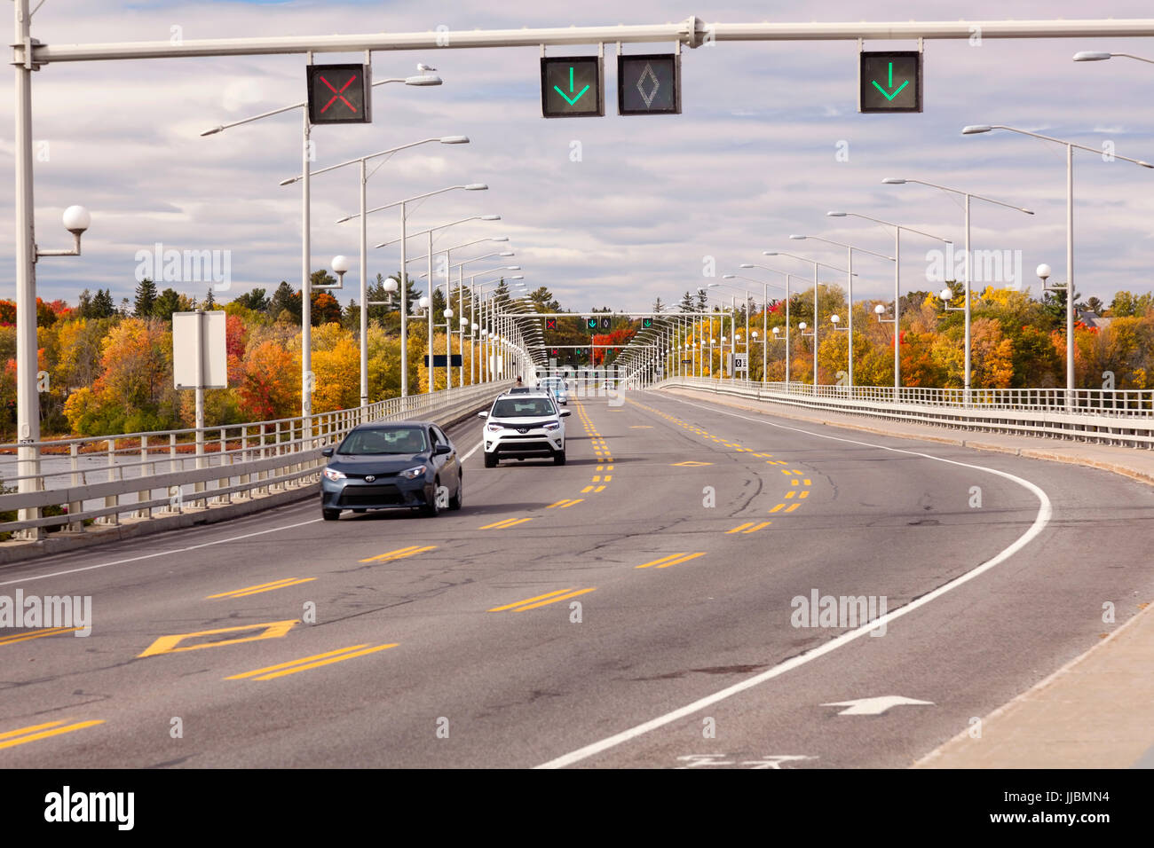 Una reversibile lane e insegne luminose che mostra il flusso del traffico lungo il Champlain ponte che attraversa il fiume Ottawa da Ottawa a Gatineau. Foto Stock