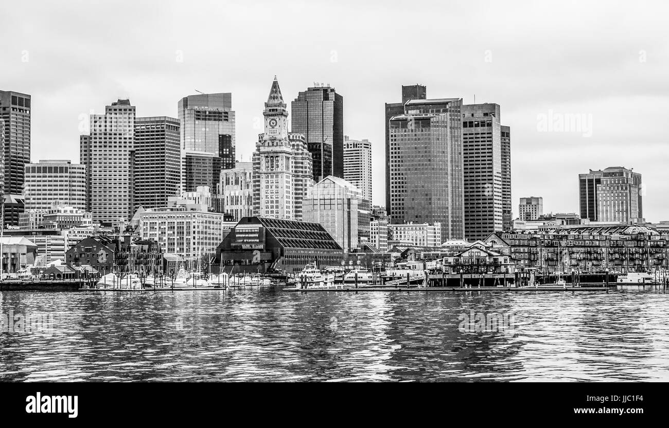 Skyline di Boston - Vista dal porto di Boston Foto Stock