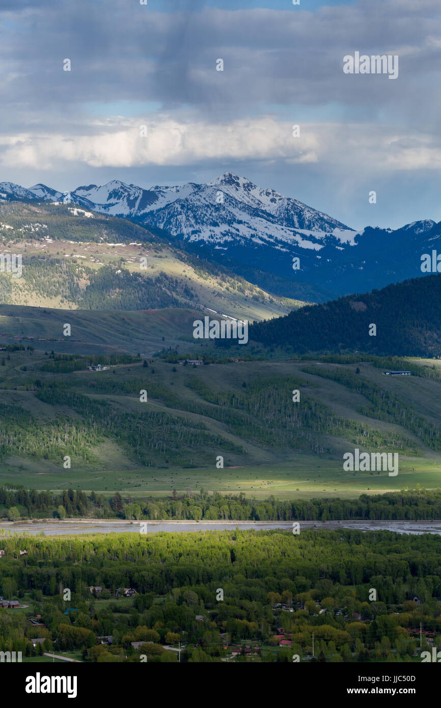 Il Gros Ventre montagne sorge dietro l Est e l ovest Gros Ventre Buttes e il fiume Snake al di sotto della luce di docce a pioggia, visto dalla Phillips Ridg Foto Stock