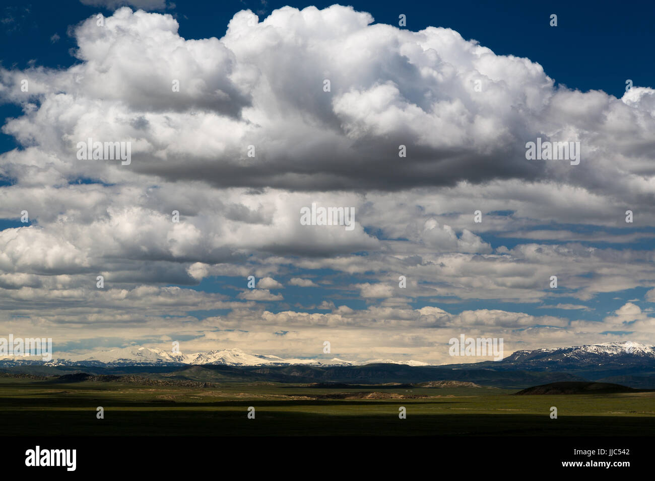 Grande raccolta di nuvole sopra l'alto deserto dell'Oregon e Bighorn bacini. Il Wyoming Foto Stock