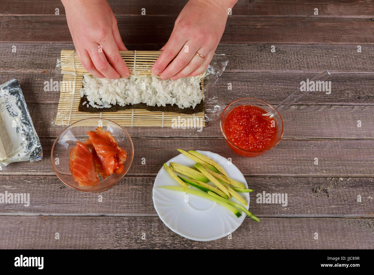 Lo chef giapponese rendendo sushi di salmone - il cibo giapponese Foto Stock