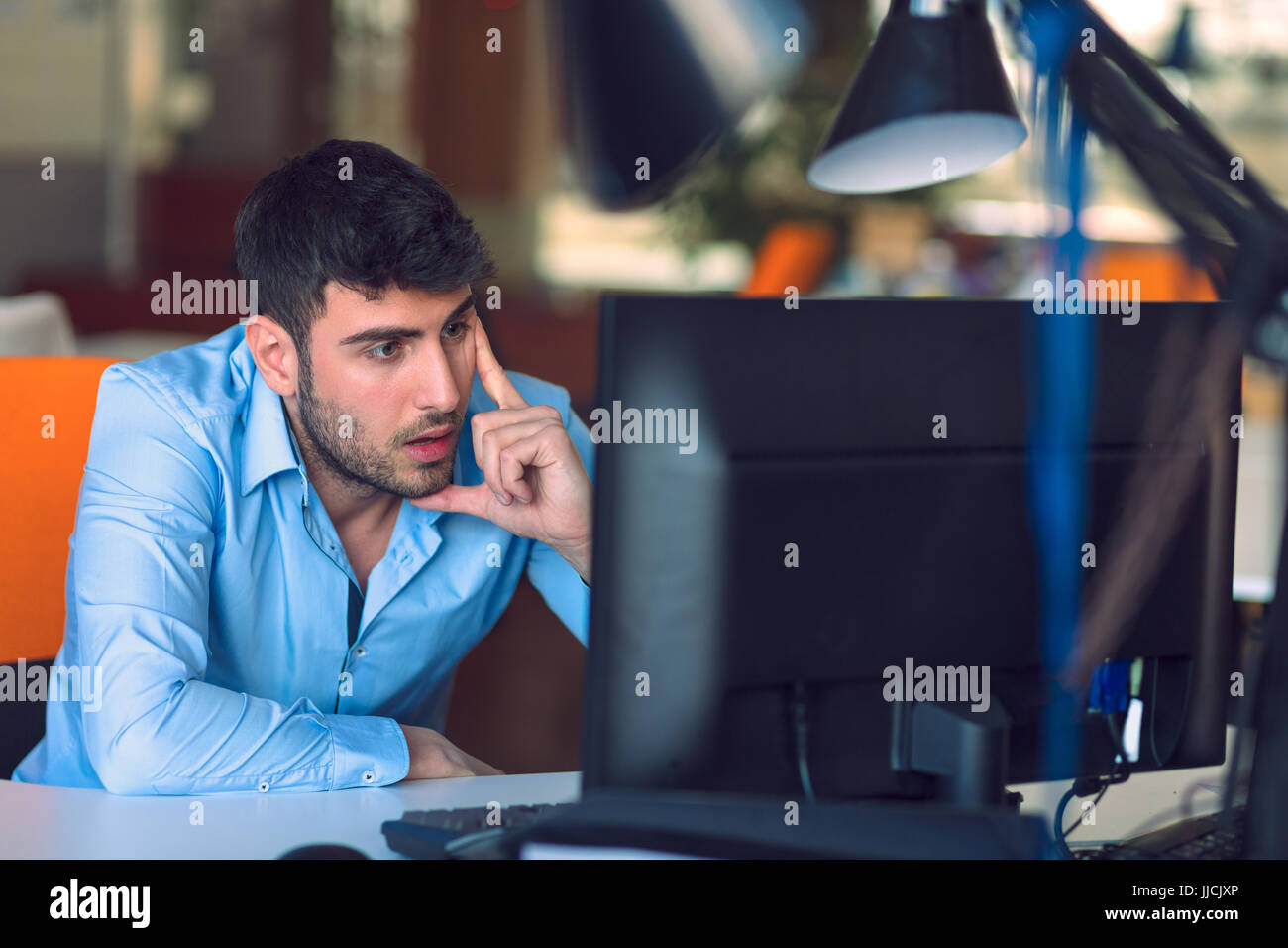 Programmatore freelance che lavorano in ufficio di avvio Foto Stock