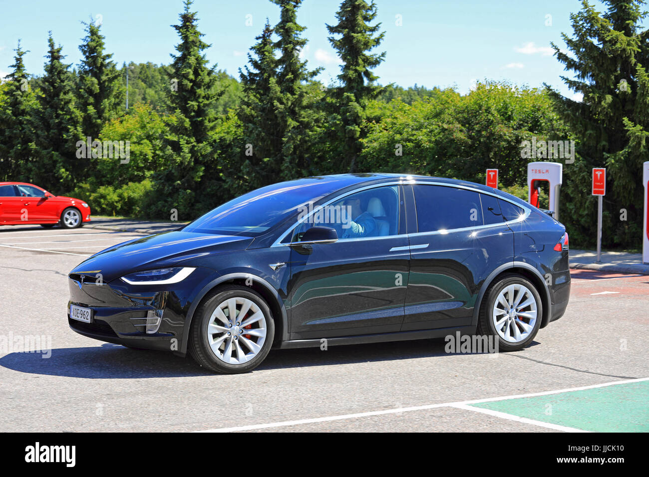 PAIMIO, Finlandia - 14 luglio 2017: Tesla Model X veicolo elettrico Tesla lascia la stazione di sovralimentazione. Il modello X è un elettrico lusso crossover SUV uomo Foto Stock