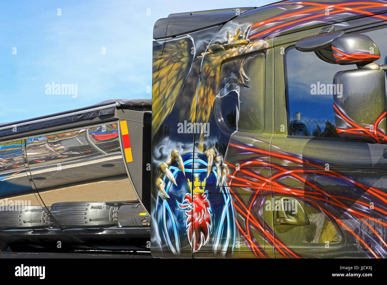 HAMEENLINNA, Finlandia - 15 luglio 2017: Personalizzato Scania ribaltabile dalla Svezia mostra belle opere d'arte di Scania il logo di un grifone, da rivestire Foto Stock