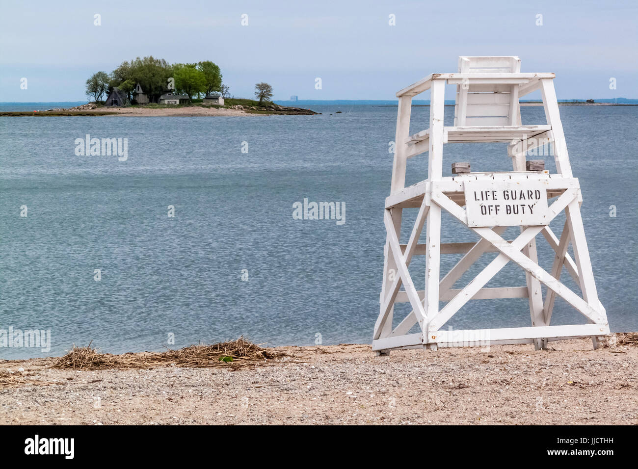 East Norwalk, CT 17 Maggio 2009 - Lifeguard la stazione è vuota durante la stagione di pascolo di vitello Beach. Off shore è Sprite Isola, uno di parecchi fuori del Connecticut costa nel Long Island Sound. Credito: ©Stacy Rosenstock Walsh/Alamy Foto Stock