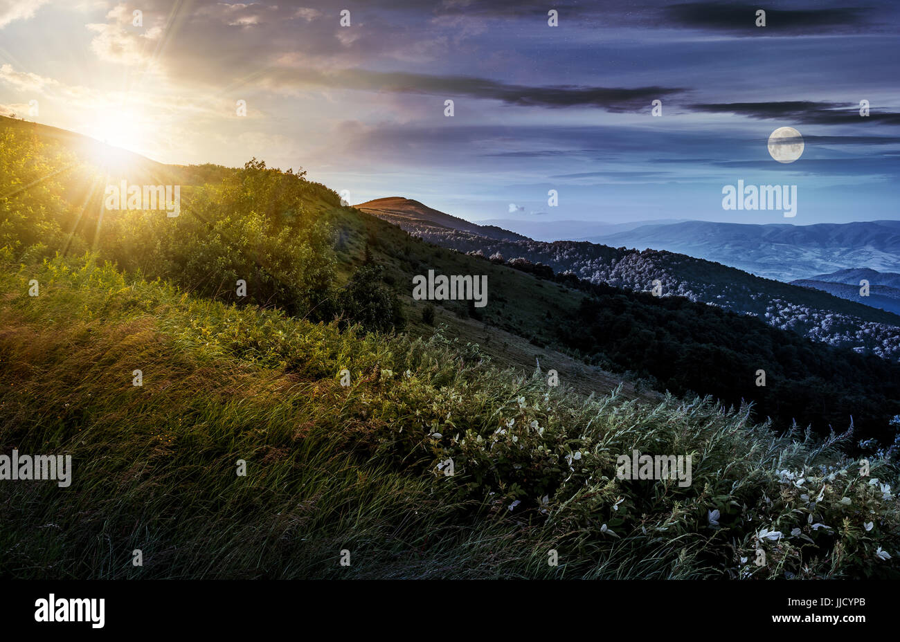 Il giorno e la notte e cambiare idea nel paesaggio di montagna. prato erboso sul pendio di una collina con il sole e la luna piena Foto Stock