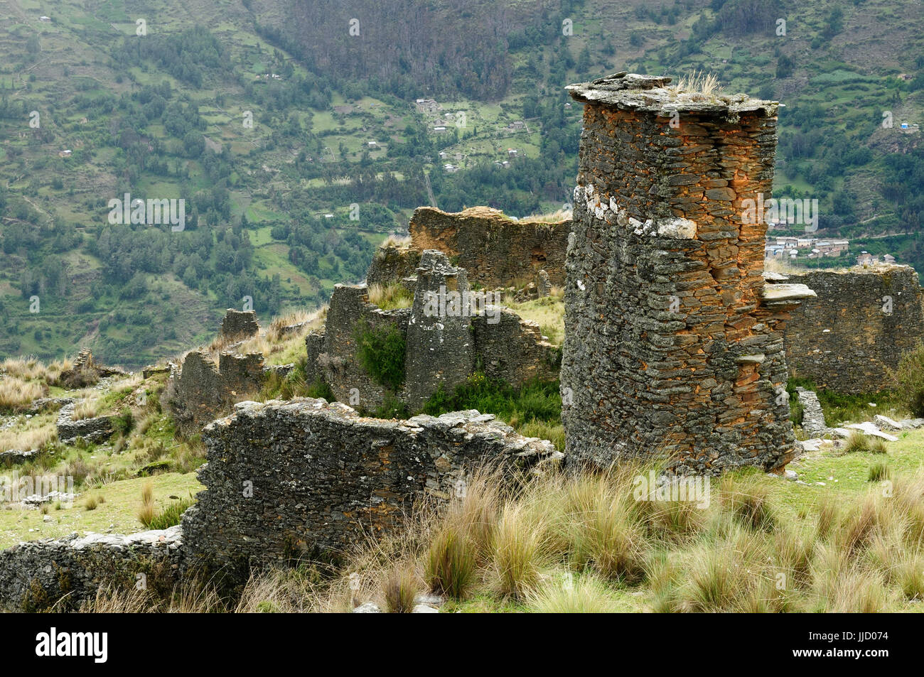 Sud America - Piruro rovine vicino a Tantamayo. Tantamayo fu capitale del precolombiani Yarowilca cultura, uno dei olest sapere in Perù. Edifici wer Foto Stock