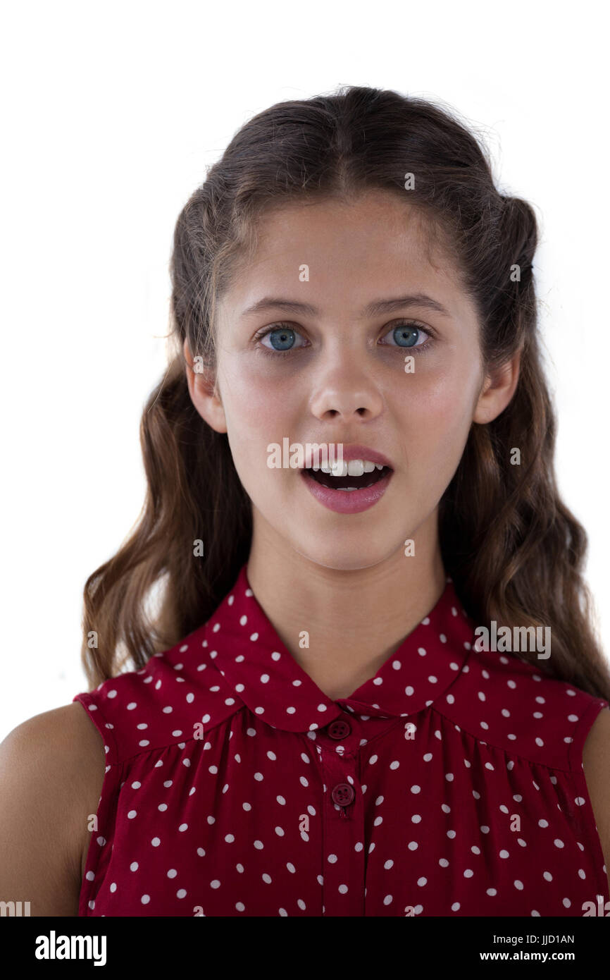 Ritratto di sorpreso ragazza adolescente in piedi contro uno sfondo bianco Foto Stock