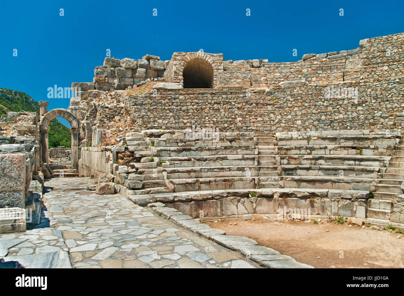 Antico anfiteatro rovine di Efeso sulla giornata di sole contro il cielo blu chiaro, Turchia Foto Stock