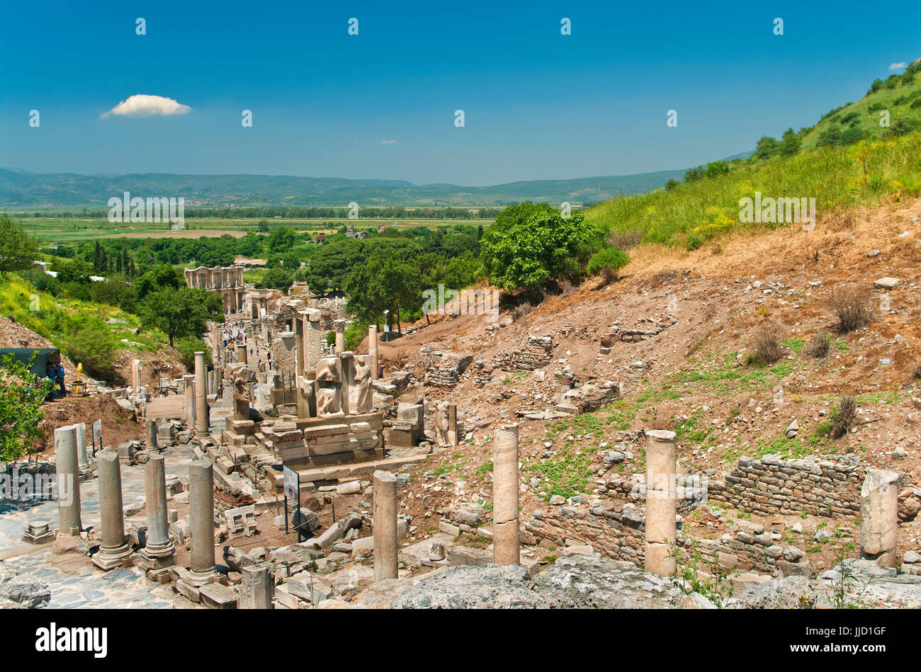 Percorso piastrellato di Celso libreria con colonne su entrambi i lati con le colline verdi e cielo azzurro a sfondo nella città antica di Efeso in Turchia Foto Stock