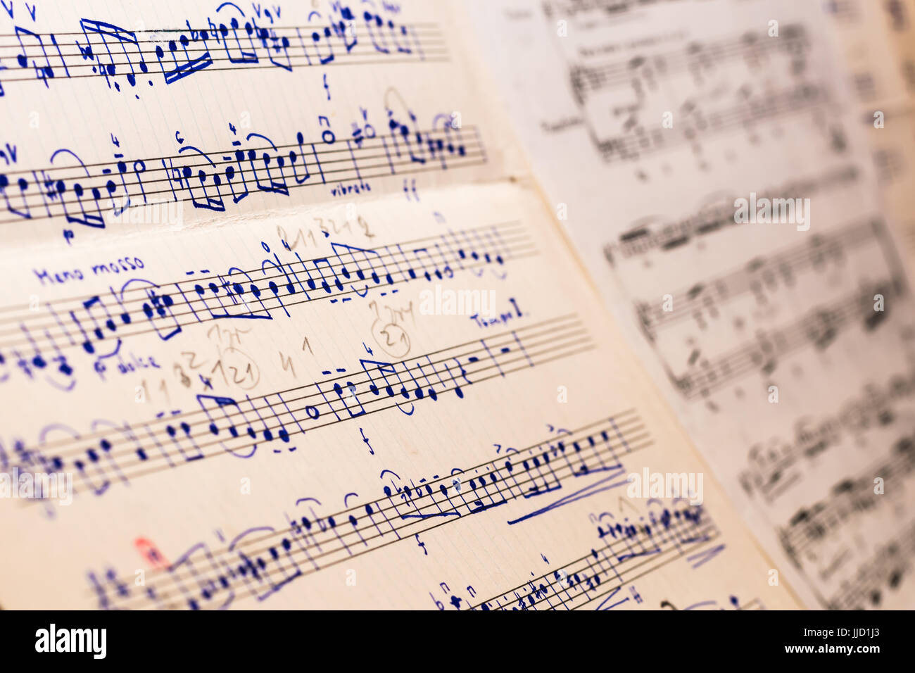 Il vecchio foglio di manoscritti di musica classica canzone sulla carta da musica. Bello il fuoco selettivo closeup vista. Foto Stock