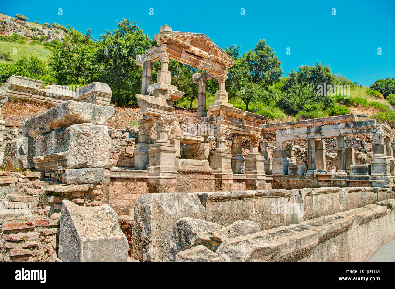 Vista della fontana di Traiano a Efeso patrimonio UNESCO sito sulla soleggiata giornata estiva contro il cielo blu, Izmir, Turchia Foto Stock