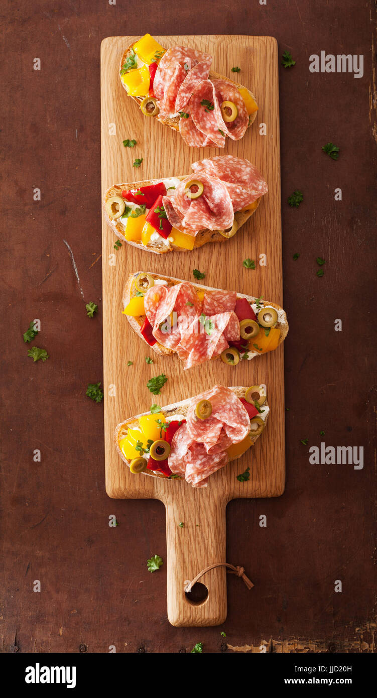 Salame Bruschetta con peperoni arrosto formaggi di capra olive Foto Stock