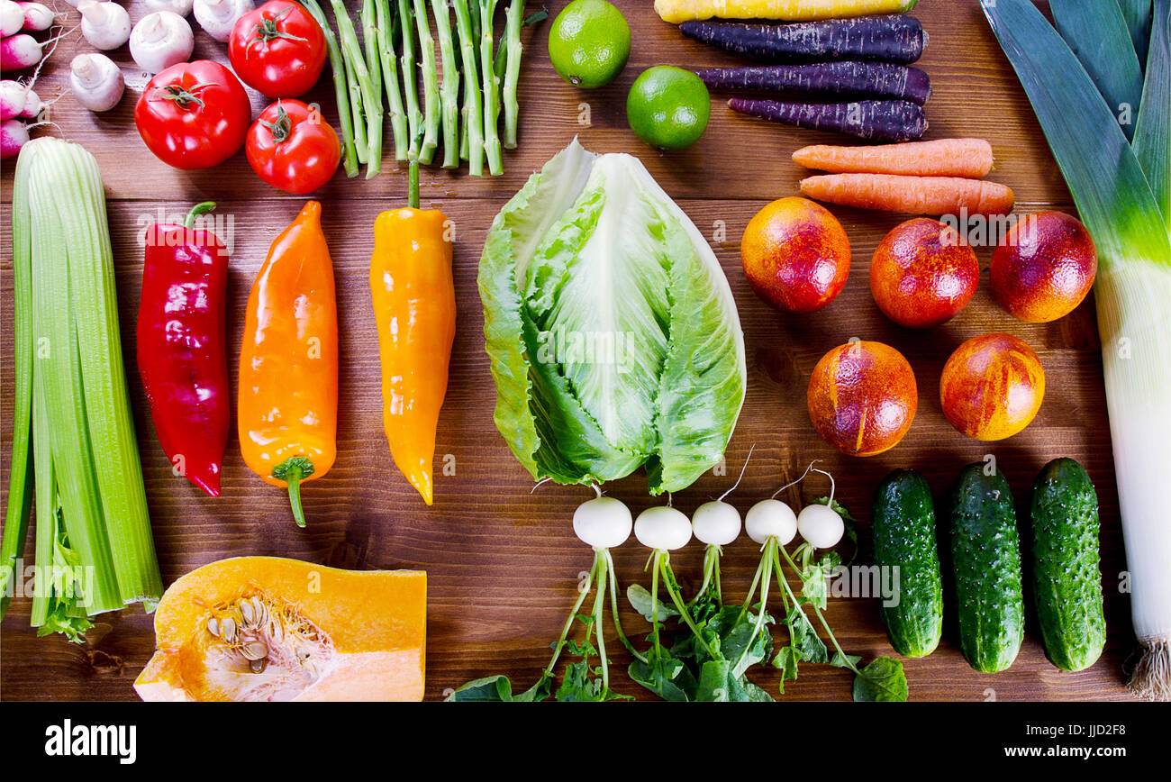 Assortimento di frutta fresca e verdura. Cibo sano concetto di mangiare. Vista superiore Foto Stock