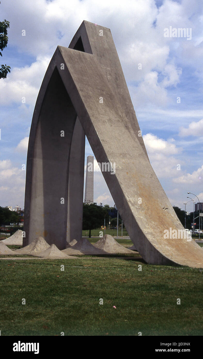Obelisco; visto fare Monumento Cristovão Colombo; Ibirapuera; São Paulo, Brasile. Foto Stock