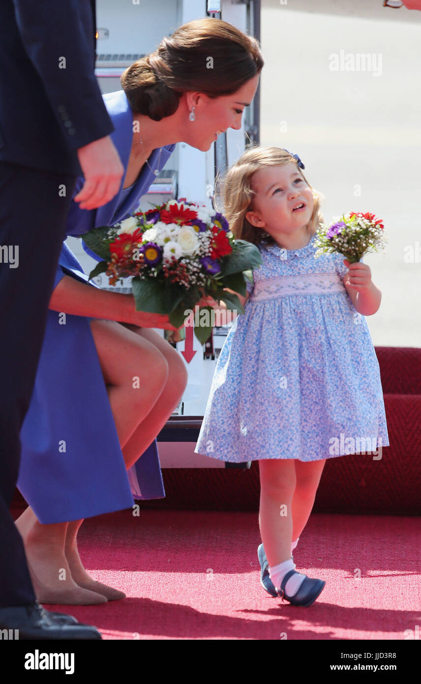 La Duchessa di Cambridge e la Principessa Charlotte arrivano all aeroporto di Berlino in Germania. Foto Stock