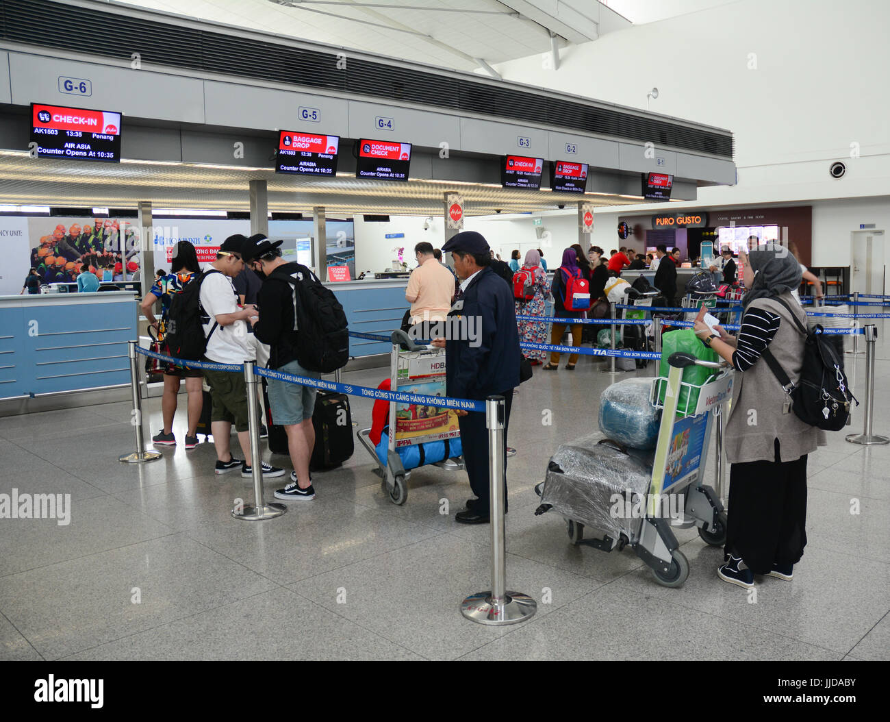 A Saigon, Vietnam - Mar 9, 2016. Persone in attesa a Tan Son Nhat Intl Airport a Saigon, Vietnam. L'aeroporto è l'aeroporto più trafficato in Vietnam con 32,5 Foto Stock