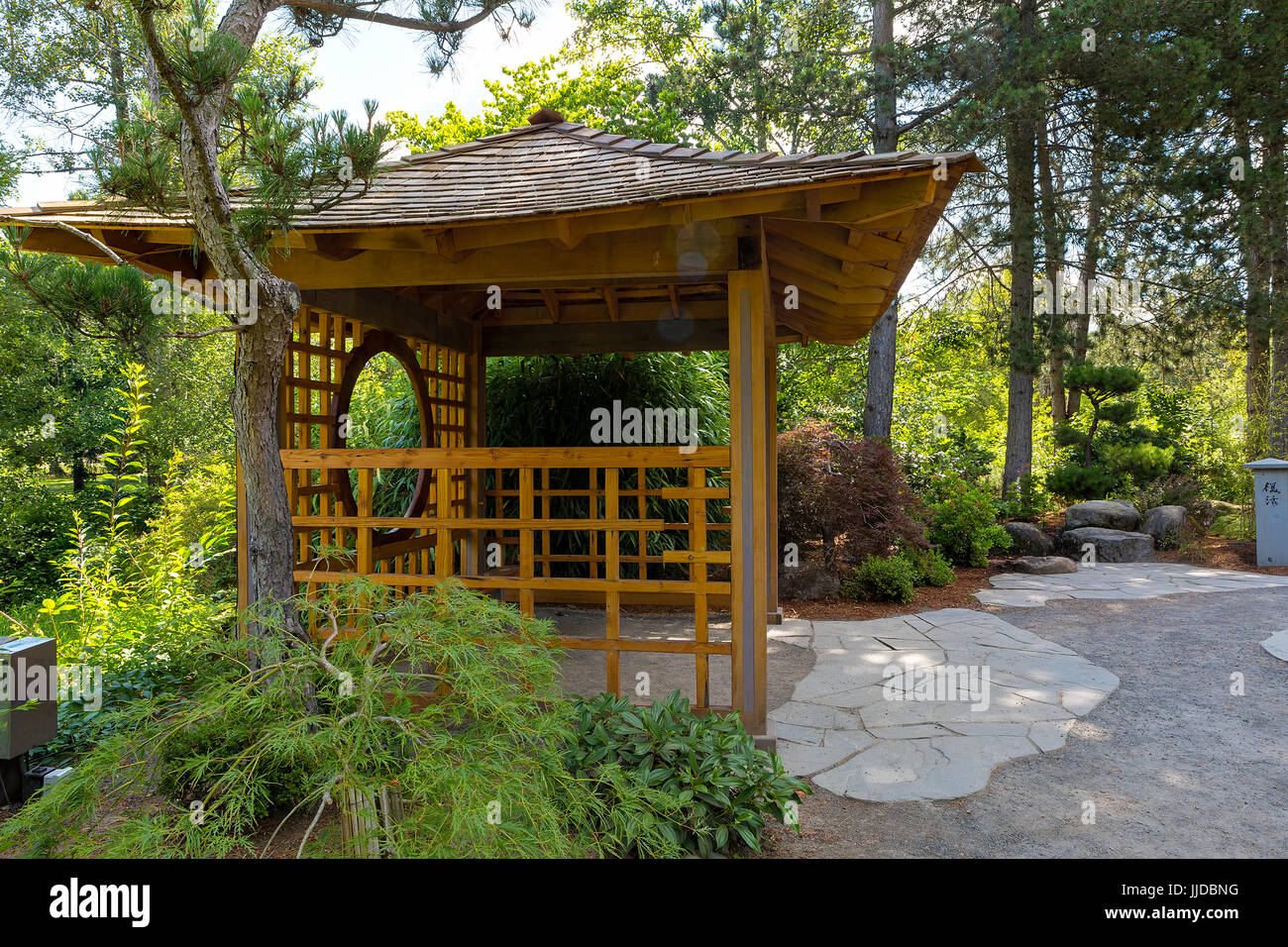 Gazebo in legno a Tsuru Isola Giardino giapponese in Gresham Oregon City Park Foto Stock