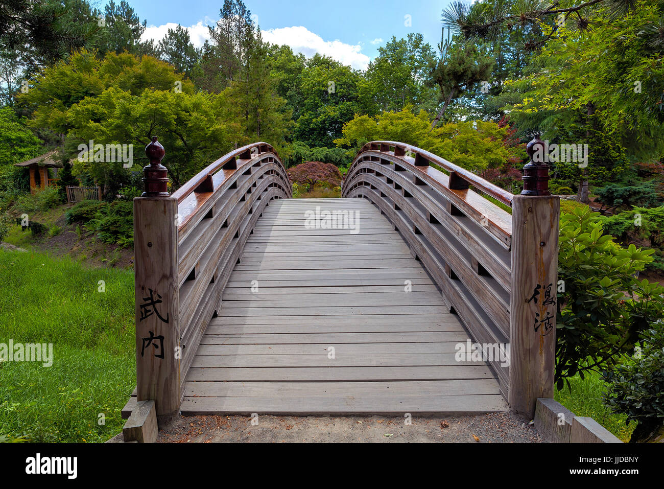 Piede legno Ponte a Tsuru Isola Giardino giapponese in Gresham Oregon City Park Foto Stock