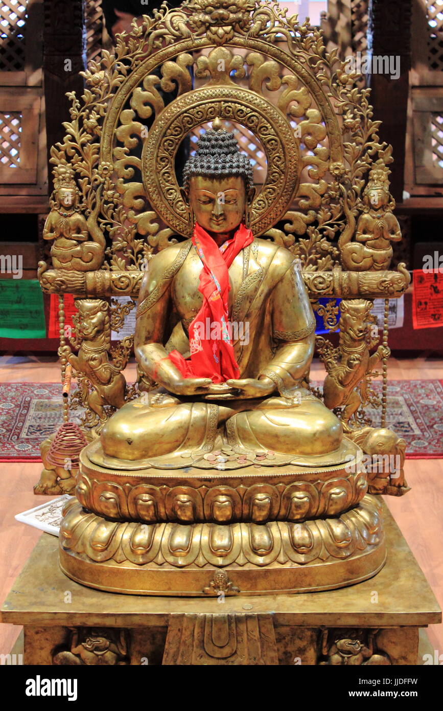 Statua di meditazione Buddha in un tempio nepalese Foto Stock