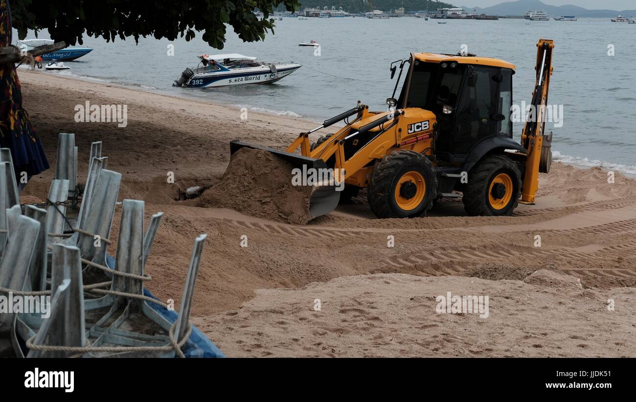 Bulldozer Gizmo pesante attrezzatura per movimento terra al lavoro sulla spiaggia di Pattaya Thailandia disastro ambientale Movimento Terra Attrezzature di costruzione Foto Stock