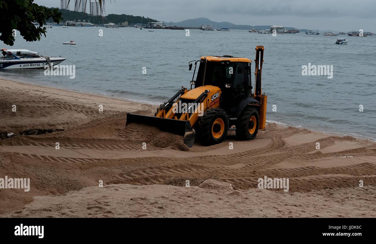 Bulldozer Gizmo pesante attrezzatura per movimento terra al lavoro sulla spiaggia di Pattaya Thailandia disastro ambientale Movimento Terra Attrezzature di costruzione Foto Stock