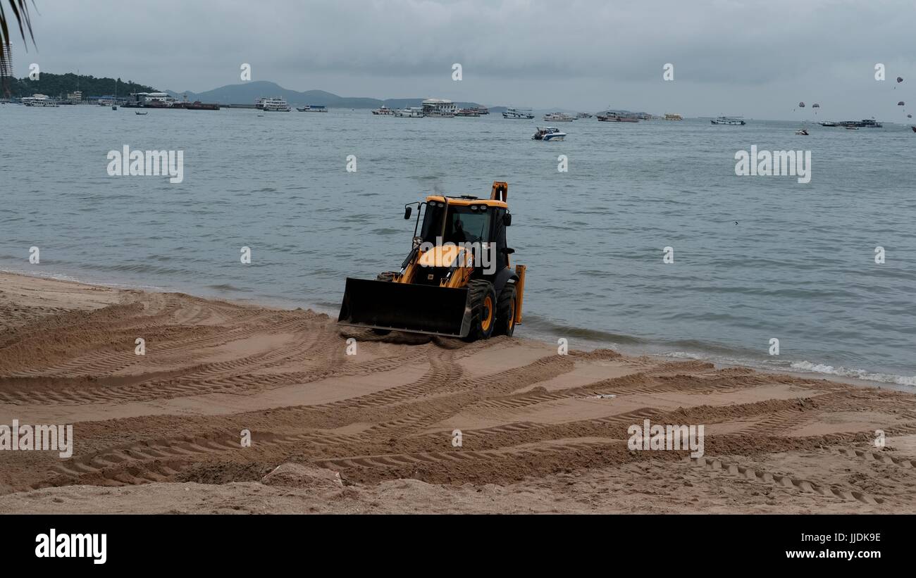 Bulldozer Gizmo pesante attrezzatura per movimento terra al lavoro sulla spiaggia di Pattaya Thailandia disastro ambientale Movimento Terra Attrezzature di costruzione Foto Stock