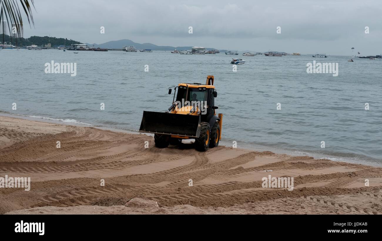 Bulldozer Gizmo pesante attrezzatura per movimento terra al lavoro sulla spiaggia di Pattaya Thailandia disastro ambientale Movimento Terra Attrezzature di costruzione Foto Stock