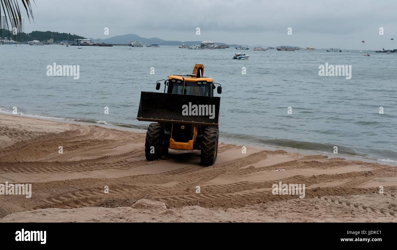 Bulldozer Gizmo pesante attrezzatura per movimento terra al lavoro sulla spiaggia di Pattaya Thailandia disastro ambientale Movimento Terra Attrezzature di costruzione Foto Stock