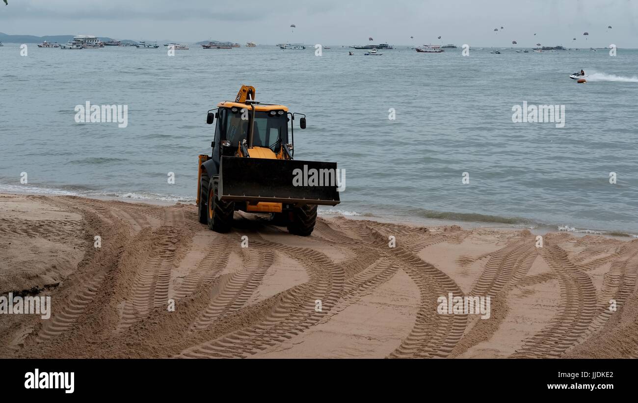 Bulldozer Gizmo pesante attrezzatura per movimento terra al lavoro sulla spiaggia di Pattaya Thailandia disastro ambientale Movimento Terra Attrezzature di costruzione Foto Stock