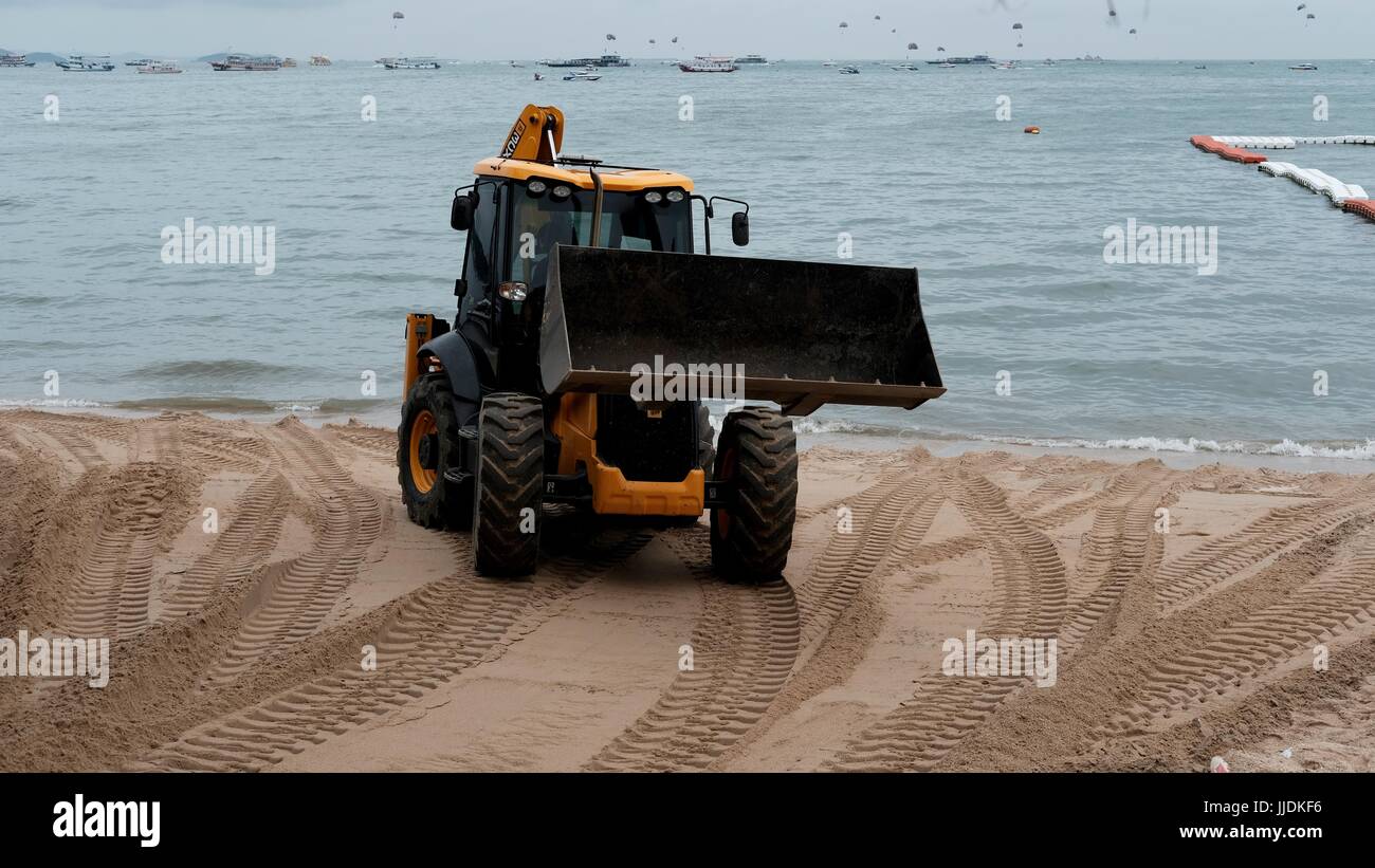 Bulldozer Gizmo pesante attrezzatura per movimento terra al lavoro sulla spiaggia di Pattaya Thailandia disastro ambientale Movimento Terra Attrezzature di costruzione Foto Stock