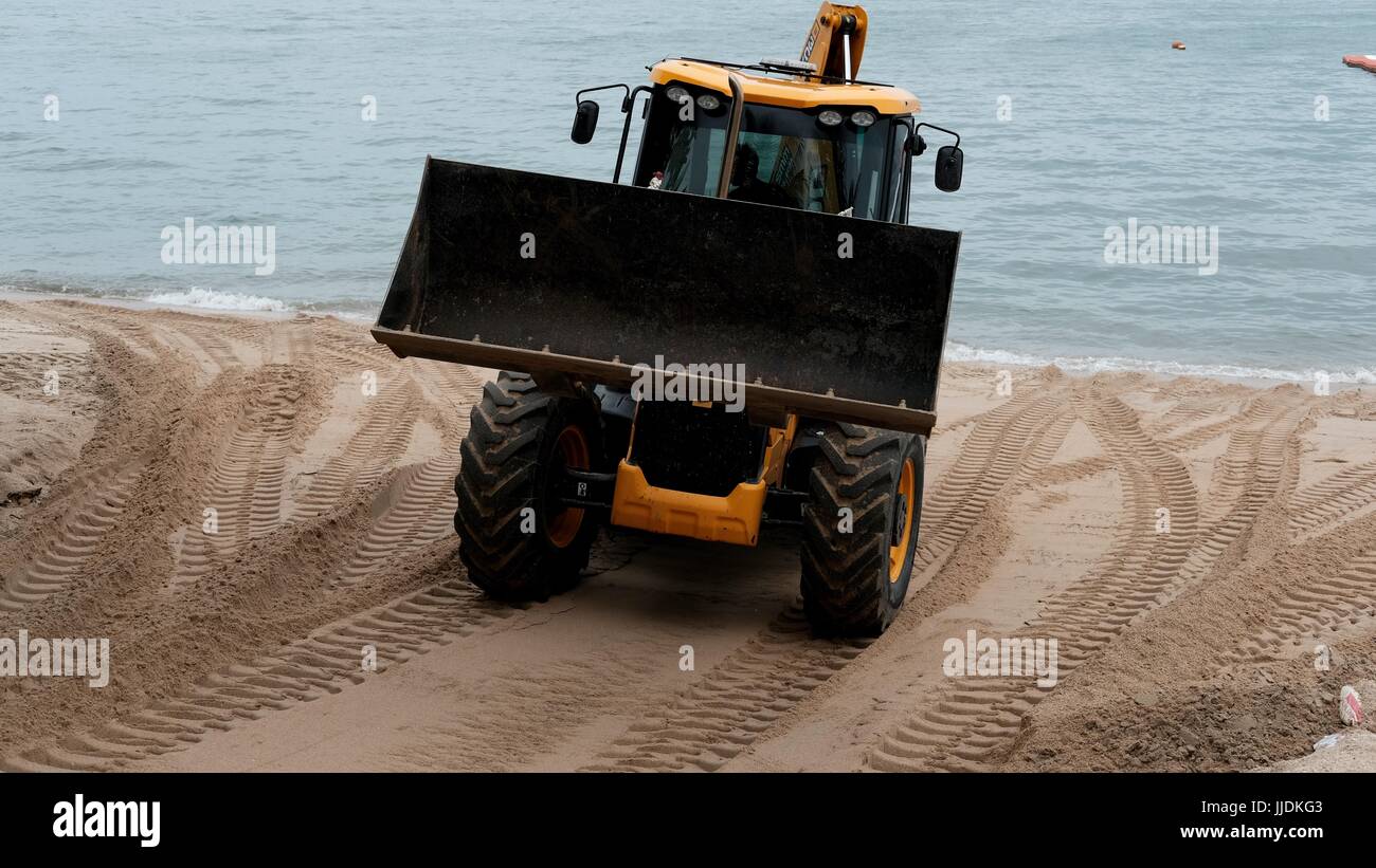 Bulldozer Gizmo pesante attrezzatura per movimento terra al lavoro sulla spiaggia di Pattaya Thailandia disastro ambientale Movimento Terra Attrezzature di costruzione Foto Stock