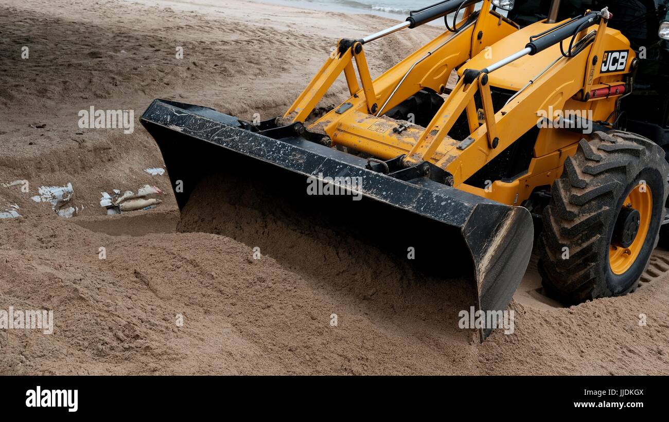 Bulldozer Gizmo pesante attrezzatura per movimento terra al lavoro sulla spiaggia di Pattaya Thailandia disastro ambientale Movimento Terra Attrezzature di costruzione Foto Stock