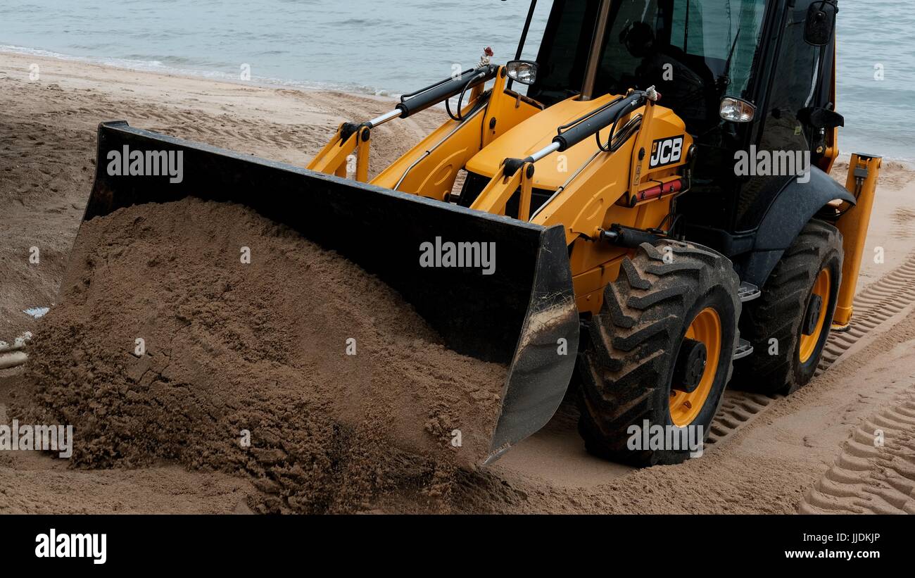 Bulldozer Gizmo pesante attrezzatura per movimento terra al lavoro sulla spiaggia di Pattaya Thailandia disastro ambientale Movimento Terra Attrezzature di costruzione Foto Stock