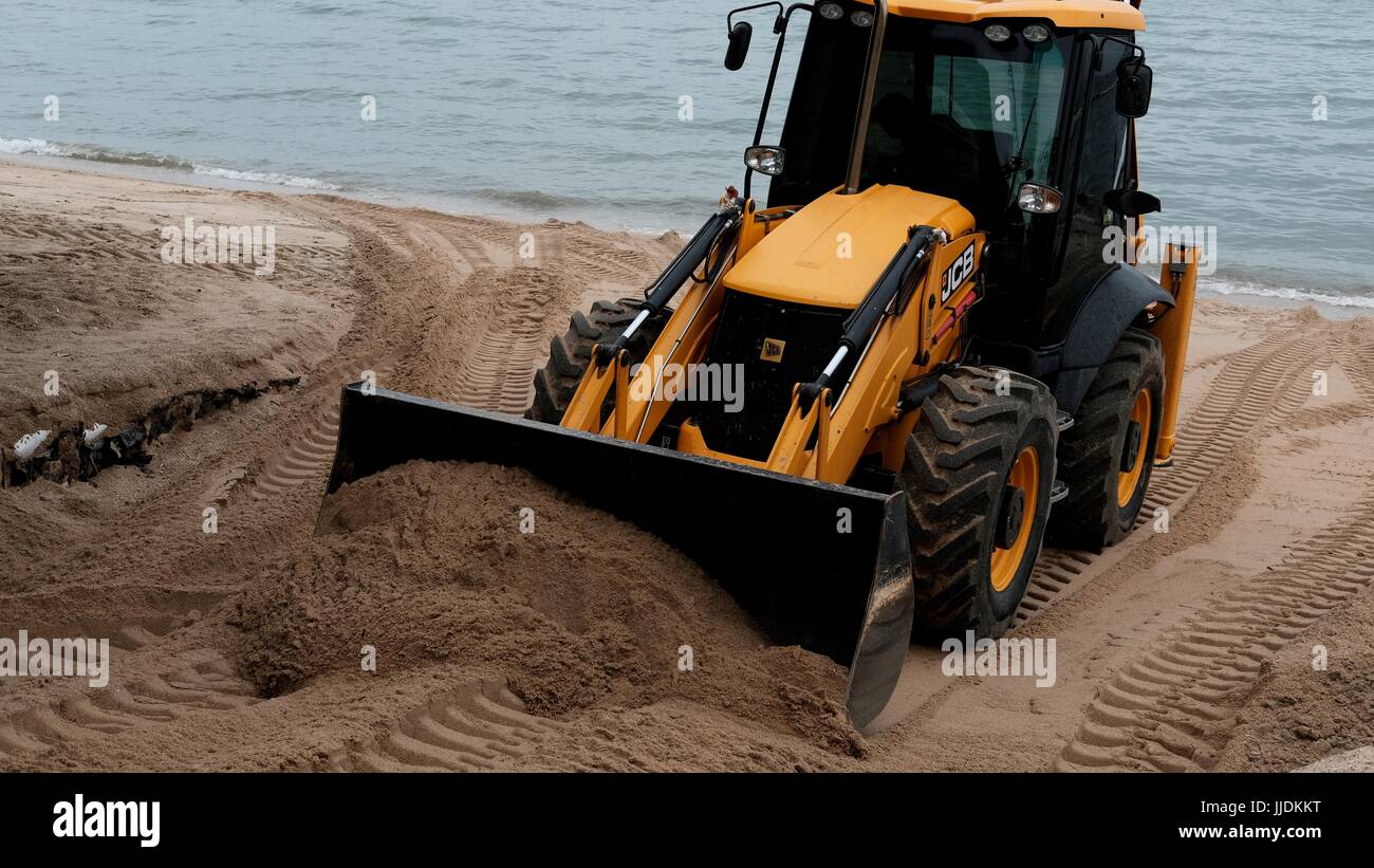 Bulldozer Gizmo pesante attrezzatura per movimento terra al lavoro sulla spiaggia di Pattaya Thailandia disastro ambientale Movimento Terra Attrezzature di costruzione Foto Stock