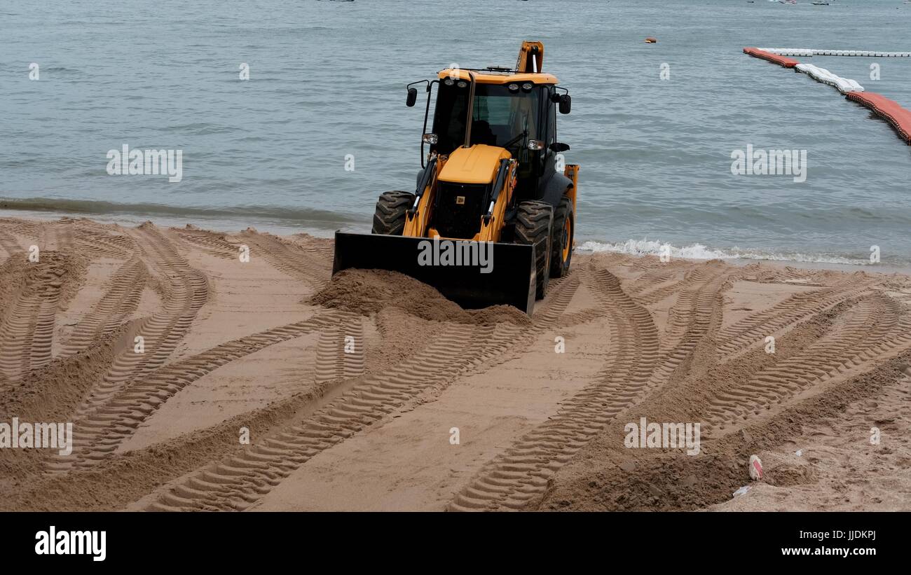 Bulldozer Gizmo pesante attrezzatura per movimento terra al lavoro sulla spiaggia di Pattaya Thailandia disastro ambientale Movimento Terra Attrezzature di costruzione Foto Stock