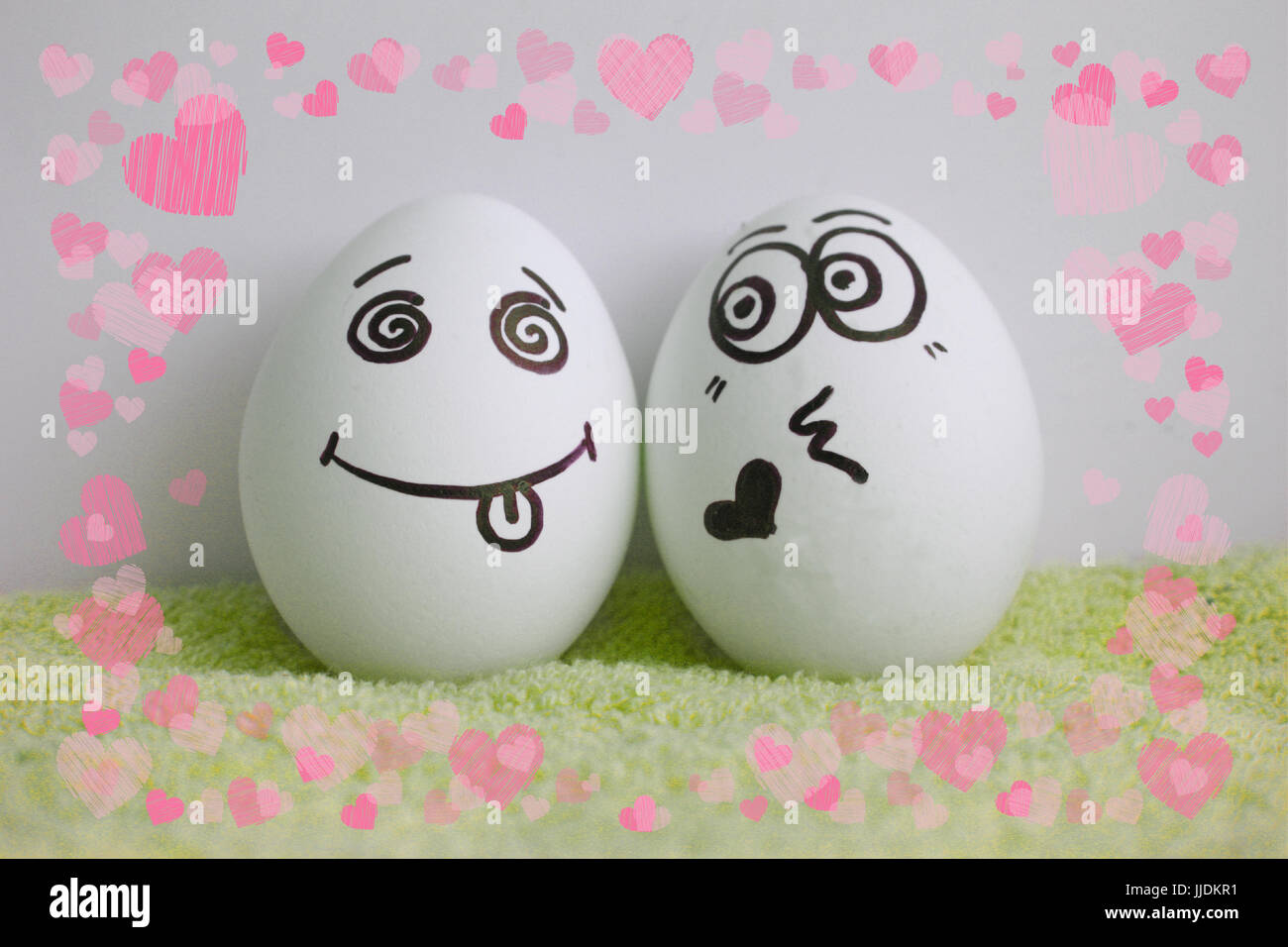 Le uova sono allegri con un volto. Due pezzi. Concetto di amore senza una risposta per mostrare la lingua. Foto per il tuo telaio design di cuori. amore Foto Stock