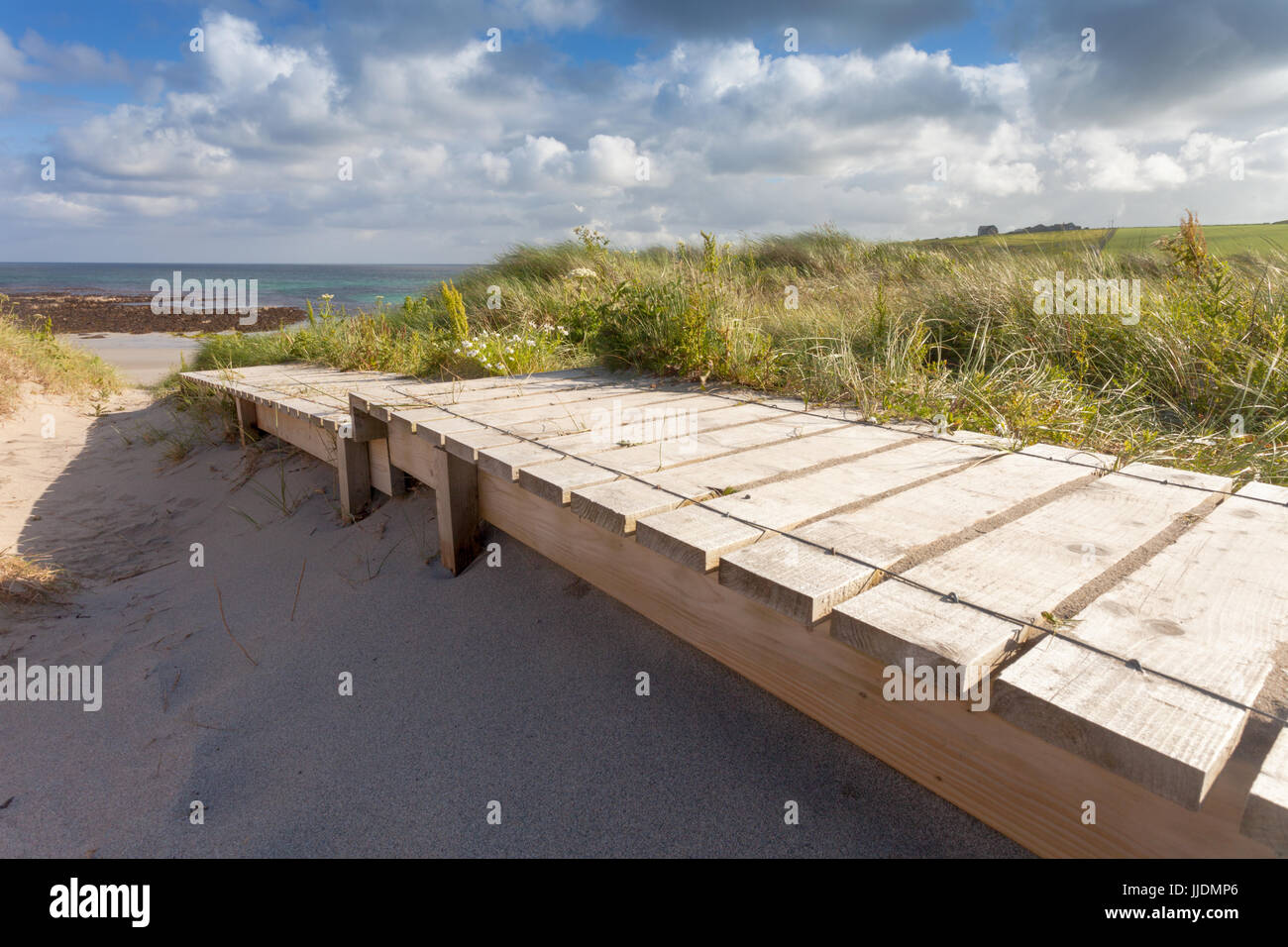 Il Boardwalk su una spiaggia deserta di Orkney, Scozia UK sabbia Foto Stock