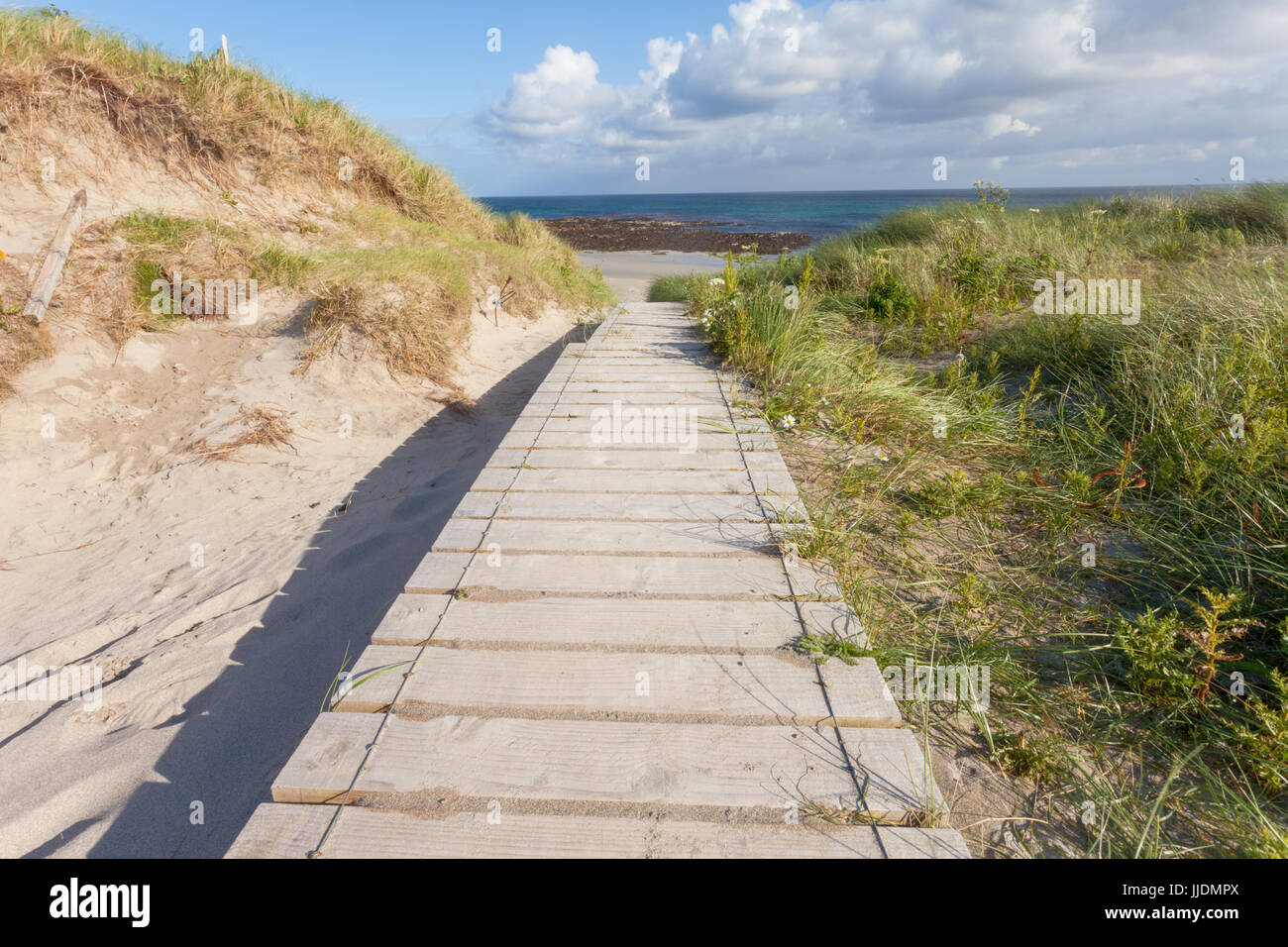 Il Boardwalk su una spiaggia deserta di Orkney, Scozia UK sabbia Foto Stock