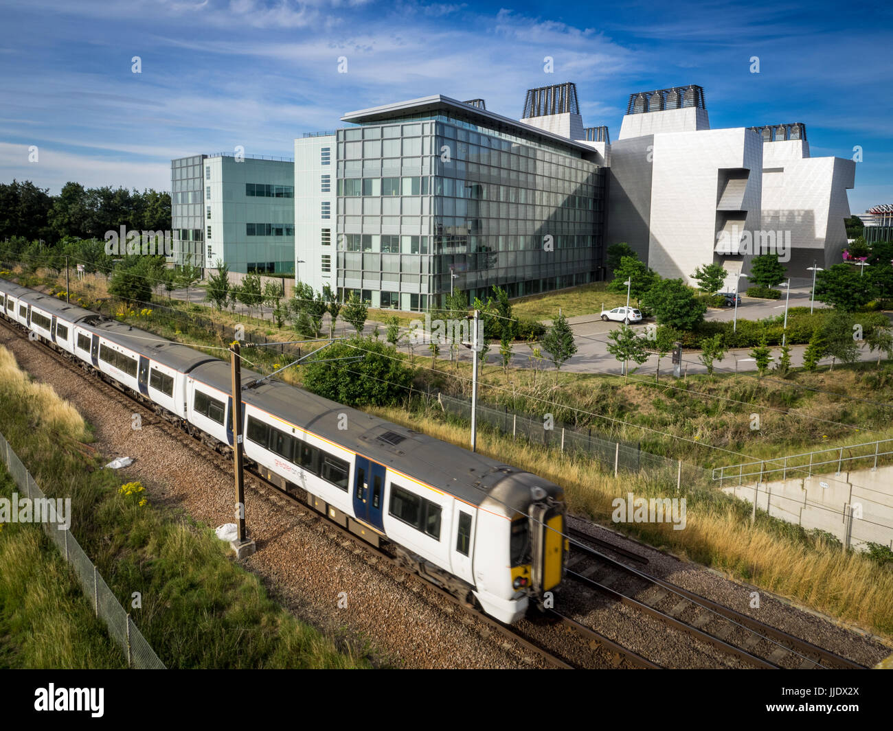 Biomedico - MRC Molecular Biology Lab / Treno - A Londra a Cambridge treno passa il MRC - Laboratorio di Biologia Molecolare, Cambridge Regno Unito. Foto Stock